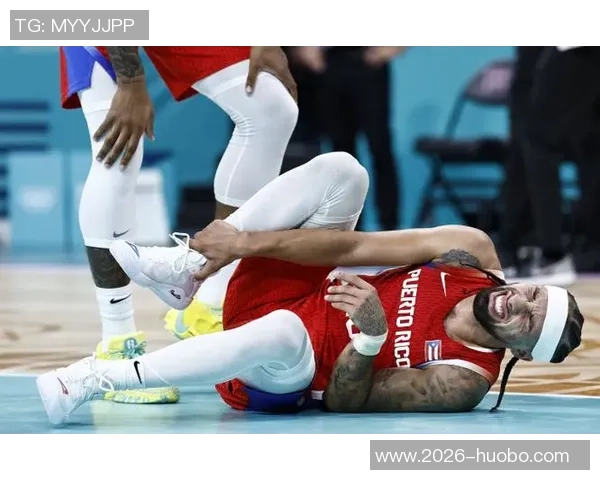 阿尔瓦拉多拼抢受伤迅速回更衣室后再度重返赛场展现顽强精神